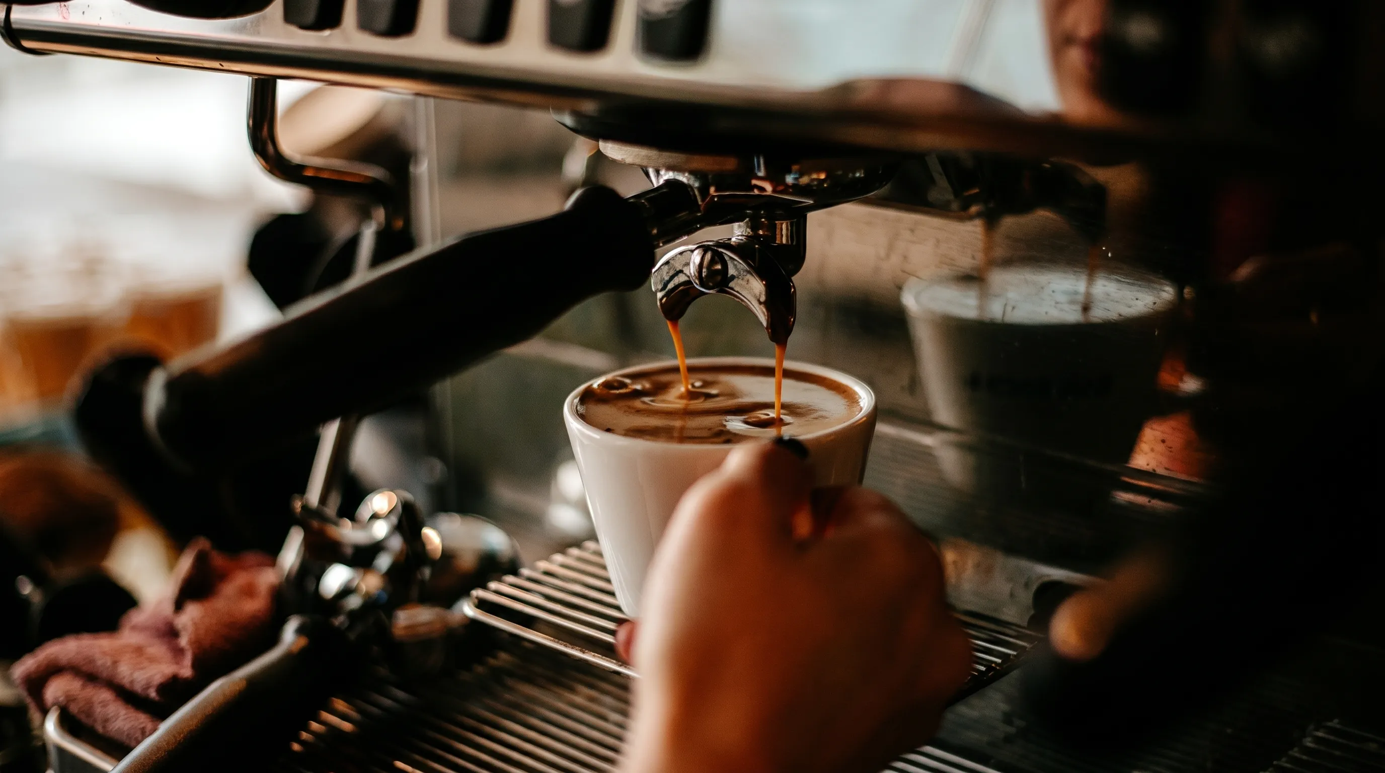 Espresso makinesinden fincana akan Guernica kahvesi